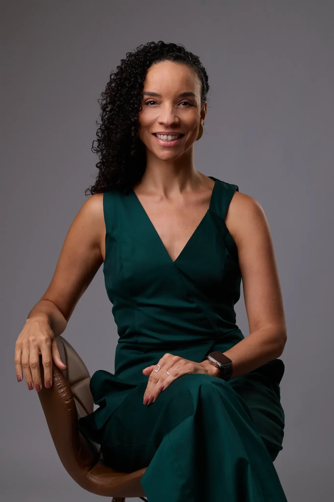 Renata Lage, psicóloga, em retrato profissional com vestido verde